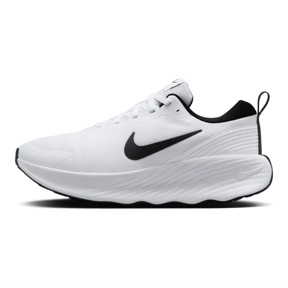 Nike Men's Black and White Athletic Sneakers